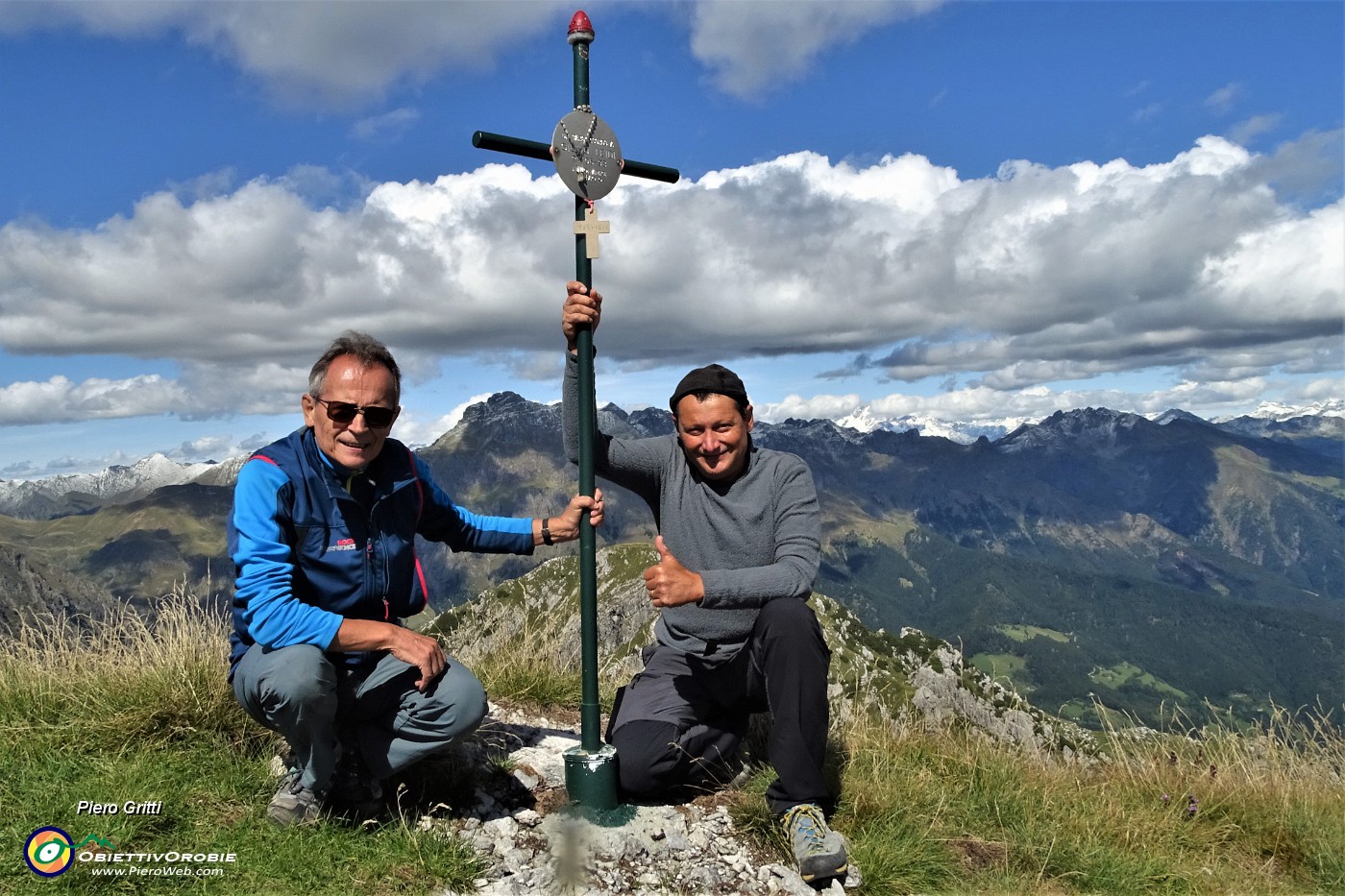 60 Alla croce di vetta dello Zucco Barbesino piacevole incontro con l'amico Alessio che rientra dallo Zuccone Campelli.JPG -                                